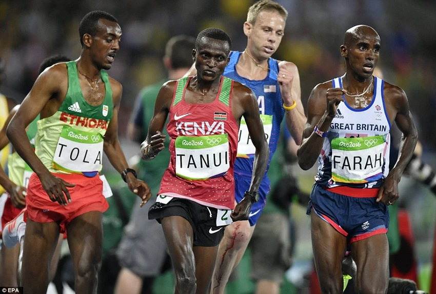 Vấp ngã trên đường chạy, Mo Farah vẫn giành HCV ảnh 3